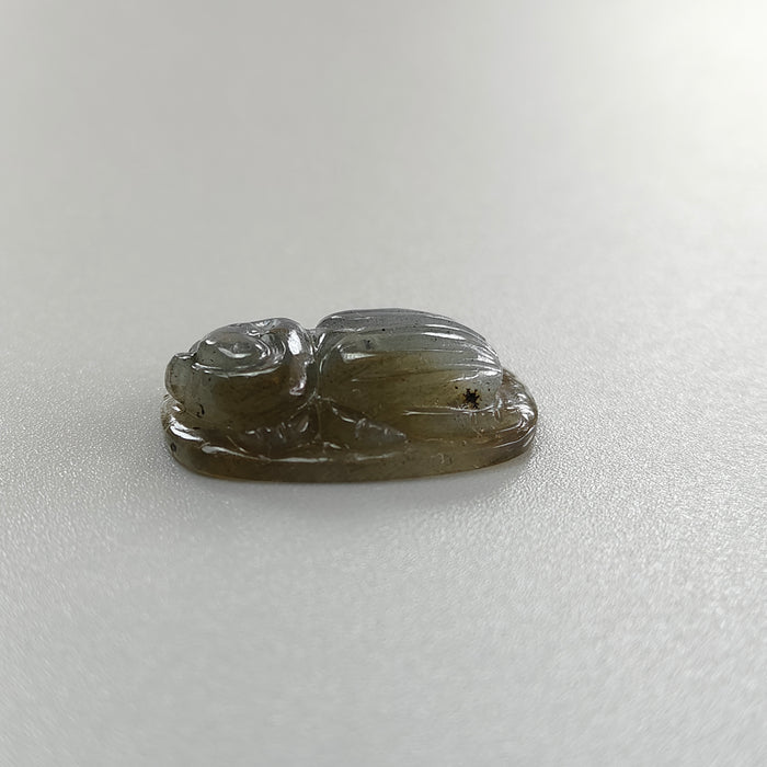 ラブラドライトのスカラベ彫刻