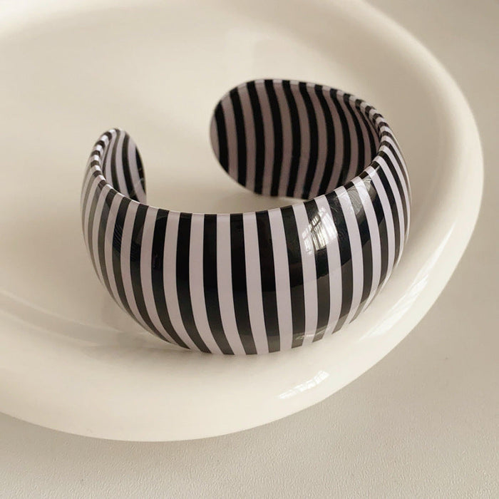 16# Bracelet-Black-White-Vertical Pattern
