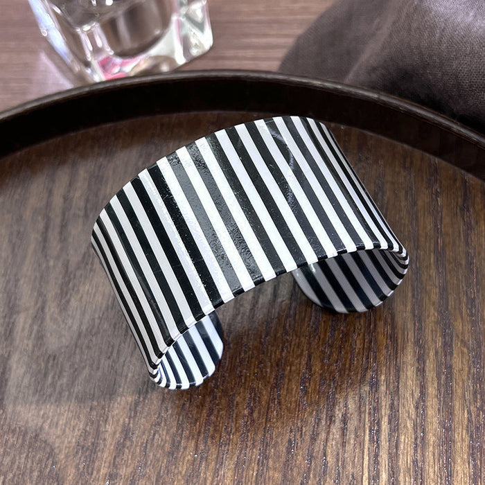 51# Bracelet-White-Black-Vertical Pattern