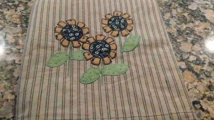 Park Designs - Sunflower Appliqued Lined Valance 60 x 14 Inches 100% Cotton - Olde Church Emporium