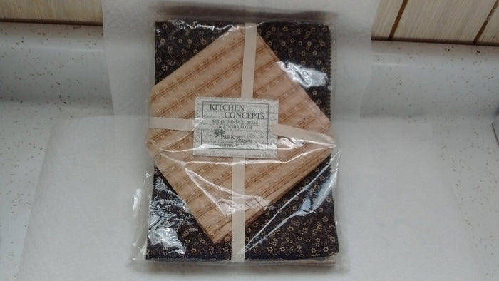 Park Designs Black Star 26 Inch Tiers, Oven Mitts, Dishtowels and Dishcloth Set - Olde Church Emporium